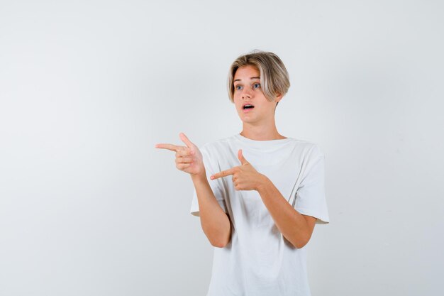 Expressieve jongen poseren in de studio