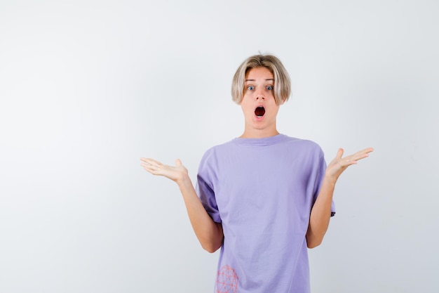 Expressieve jongen poseren in de studio