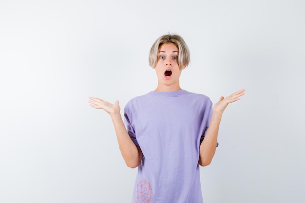 Expressieve jongen poseren in de studio