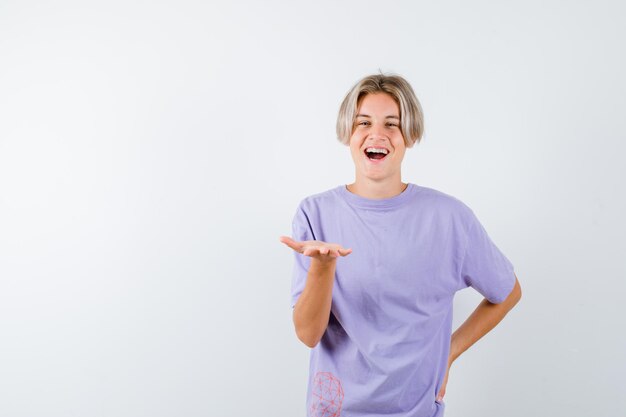 Expressieve jongen poseren in de studio