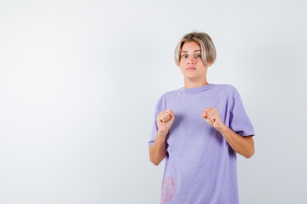 Expressieve jongen poseren in de studio