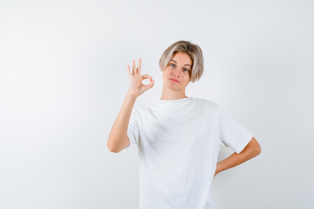 Expressieve jongen poseren in de studio