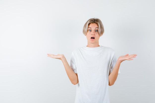 Expressieve jongen poseren in de studio