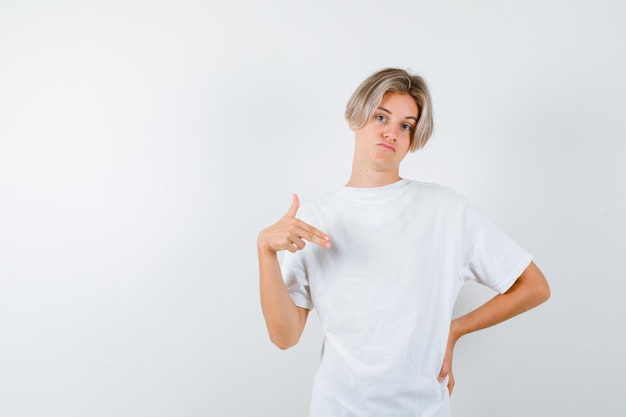 Expressieve jongen poseren in de studio