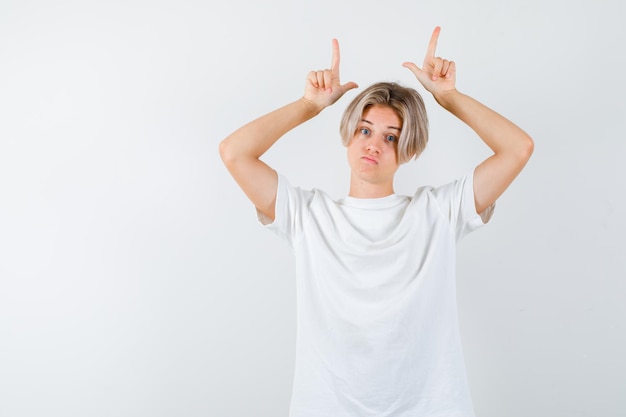 Gratis foto expressieve jongen poseren in de studio