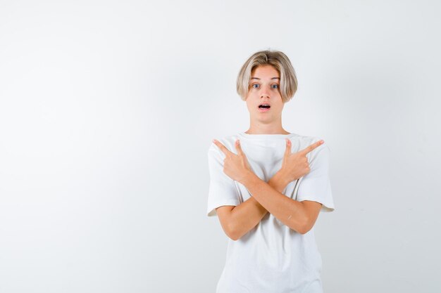 Expressieve jongen poseren in de studio