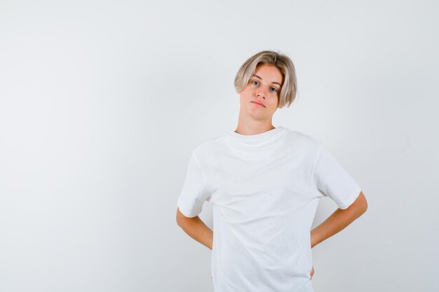 Expressieve jongen poseren in de studio