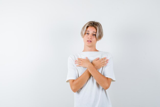 Expressieve jongen poseren in de studio