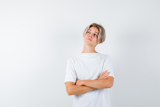 Expressieve jongen poseren in de studio