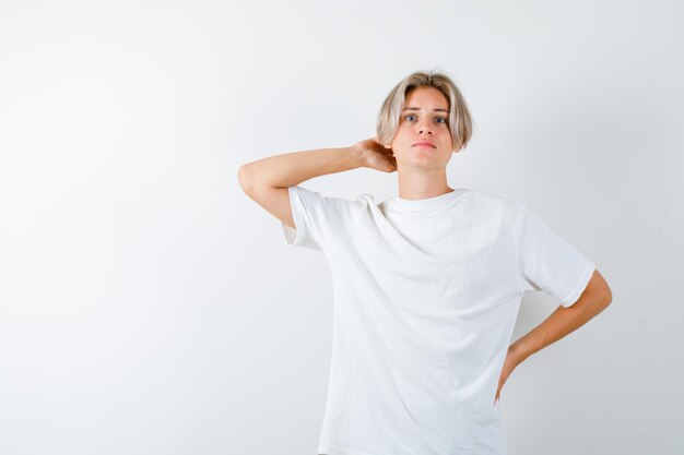 Expressieve jongen poseren in de studio