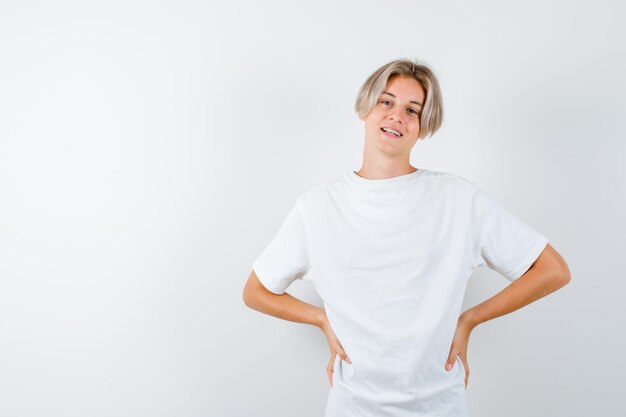 Expressieve jongen poseren in de studio