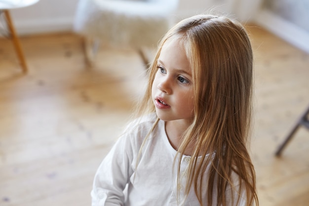 Expressieve jongen poseren in het huis