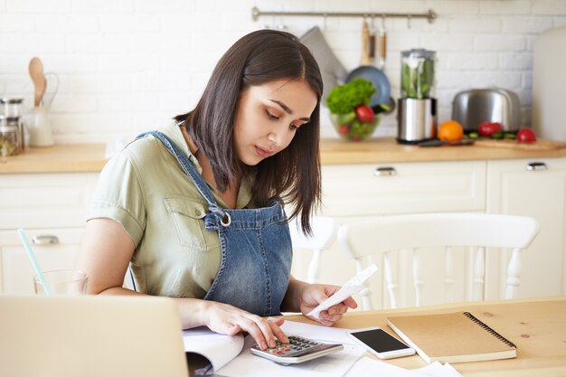 Expressieve mooie vrouw poseren