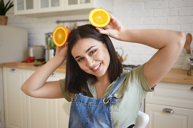 Gratis foto expressieve mooie vrouw poseren