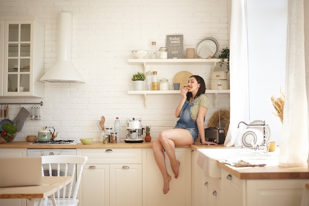 Expressieve mooie vrouw poseren