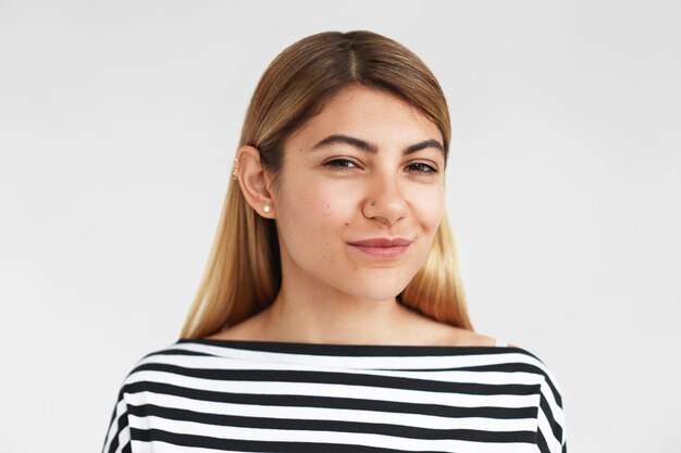 Expressieve mooie vrouw poseren