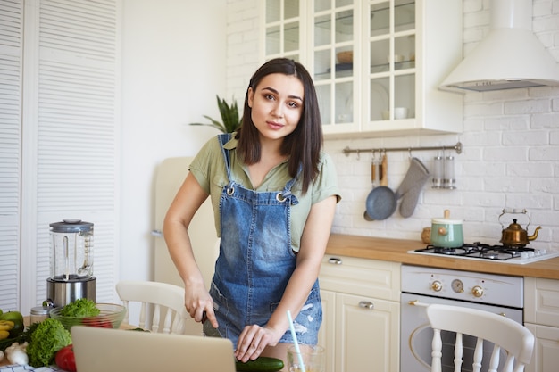 Expressieve mooie vrouw poseren