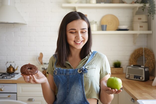 Expressieve mooie vrouw poseren