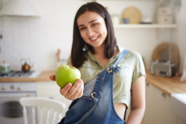 Expressieve mooie vrouw poseren