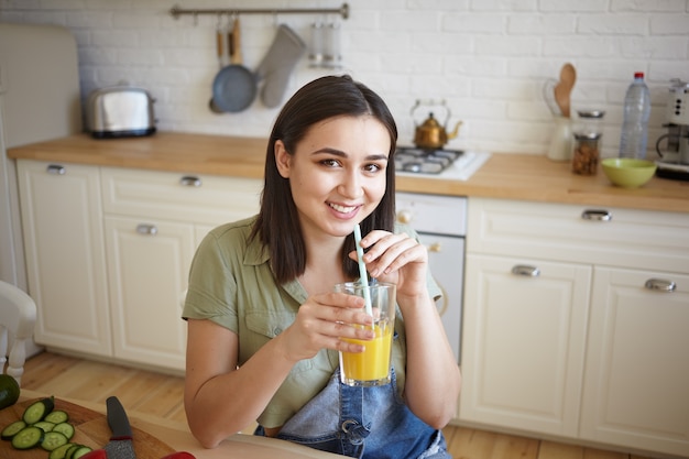 Expressieve mooie vrouw poseren