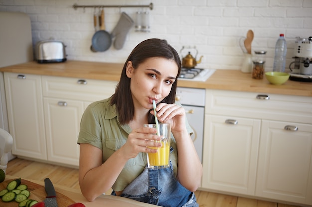 Expressieve mooie vrouw poseren