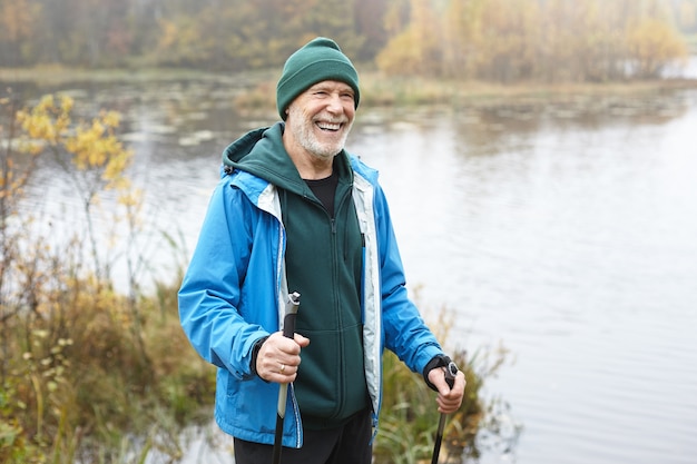 Expressieve senior man poseren buiten