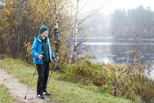 Expressieve senior man poseren buiten