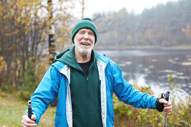 Expressieve senior man poseren buiten