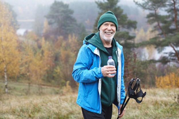 Expressieve senior man poseren buiten