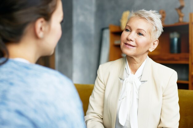 Expressieve senior vrouw poseren binnen