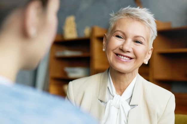 Expressieve senior vrouw poseren binnen