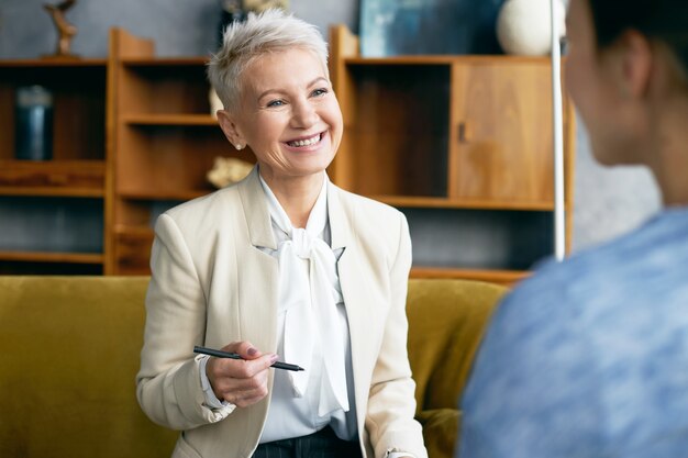 Expressieve senior vrouw poseren binnen