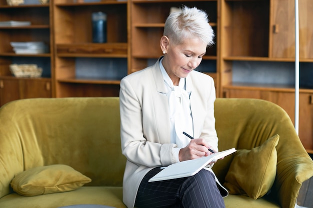 Expressieve senior vrouw poseren binnen