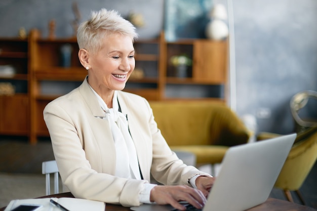 Expressieve senior vrouw poseren binnen