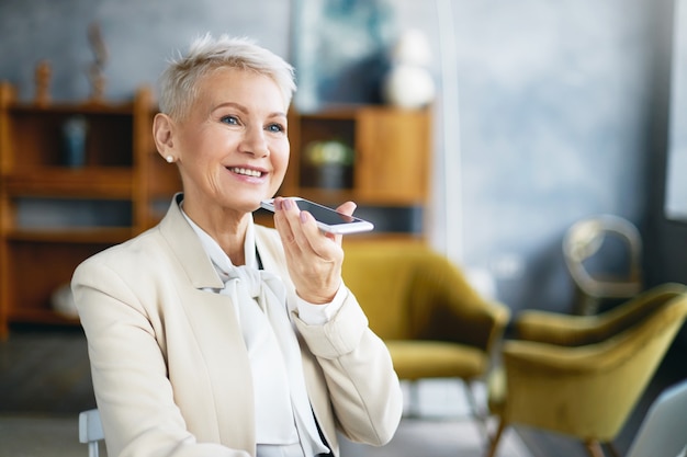 Expressieve senior vrouw poseren binnen