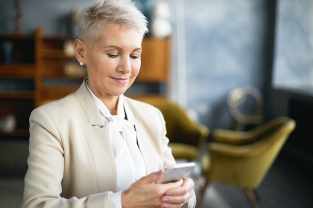 Expressieve senior vrouw poseren binnen