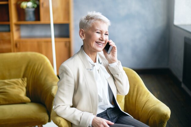 Expressieve senior vrouw poseren binnen