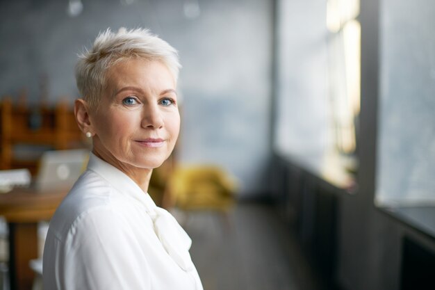 Expressieve senior vrouw poseren binnen