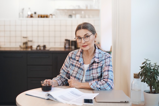 Expressieve senior vrouw poseren binnen