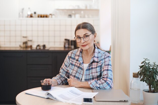 Expressieve senior vrouw poseren binnen