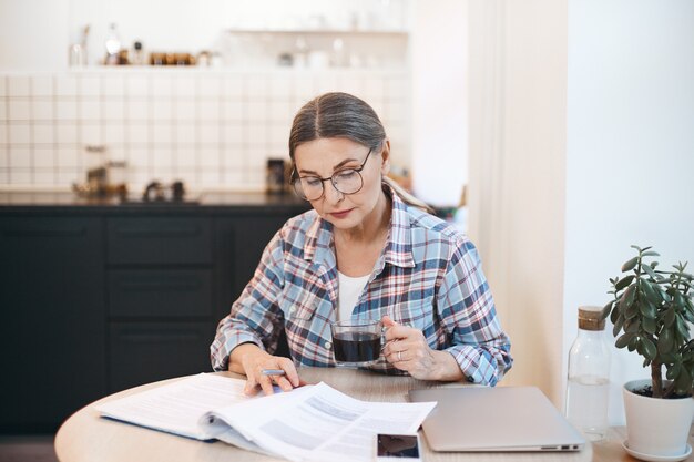 Expressieve senior vrouw poseren binnen