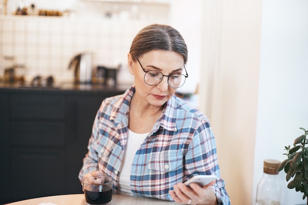 Expressieve senior vrouw poseren binnen