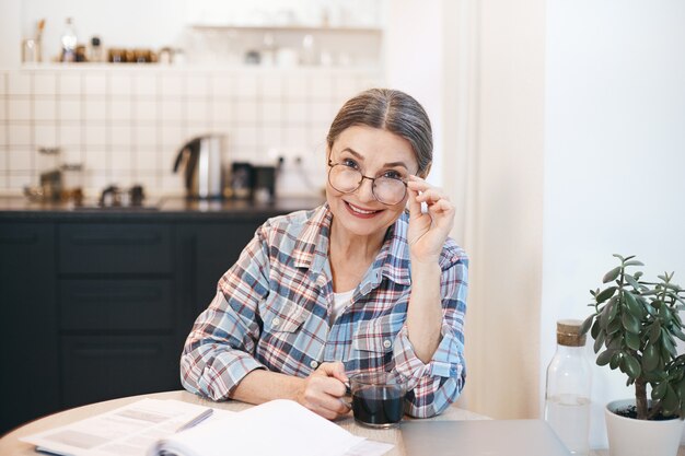 Expressieve senior vrouw poseren binnen