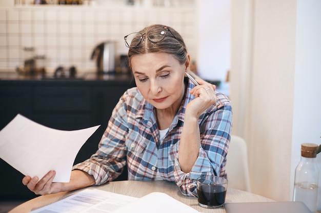 Expressieve senior vrouw poseren binnen