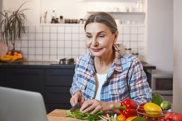 Expressieve senior vrouw poseren binnen