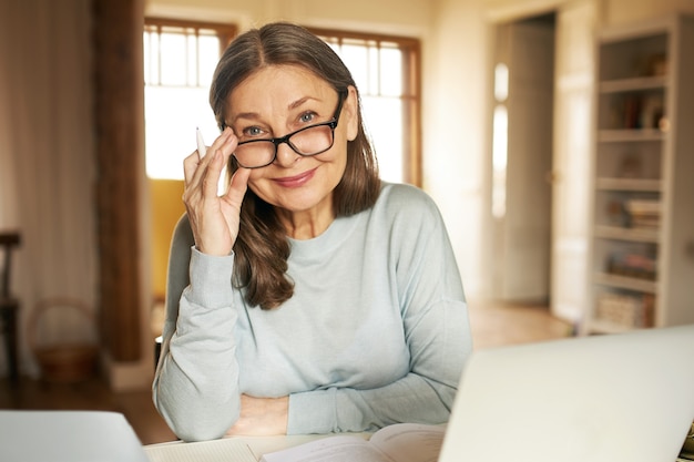 Expressieve senior vrouw poseren binnen