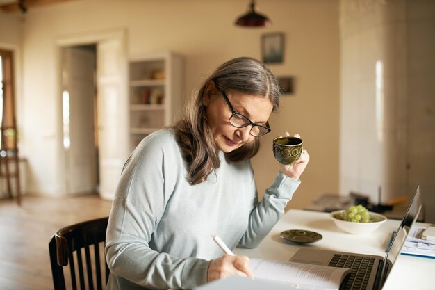 Expressieve senior vrouw poseren binnen