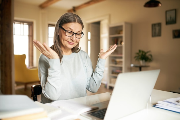 Expressieve senior vrouw poseren binnen