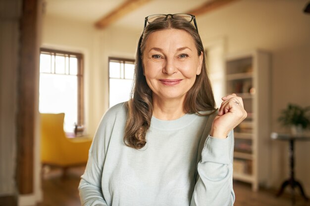 Expressieve senior vrouw poseren binnen