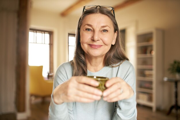 Expressieve senior vrouw poseren binnen